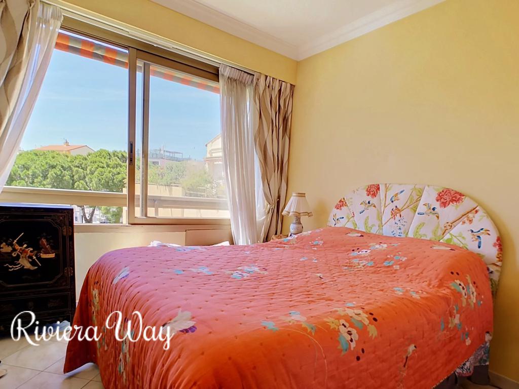 Apartment in Antibes, photo #5, listing #106563282
