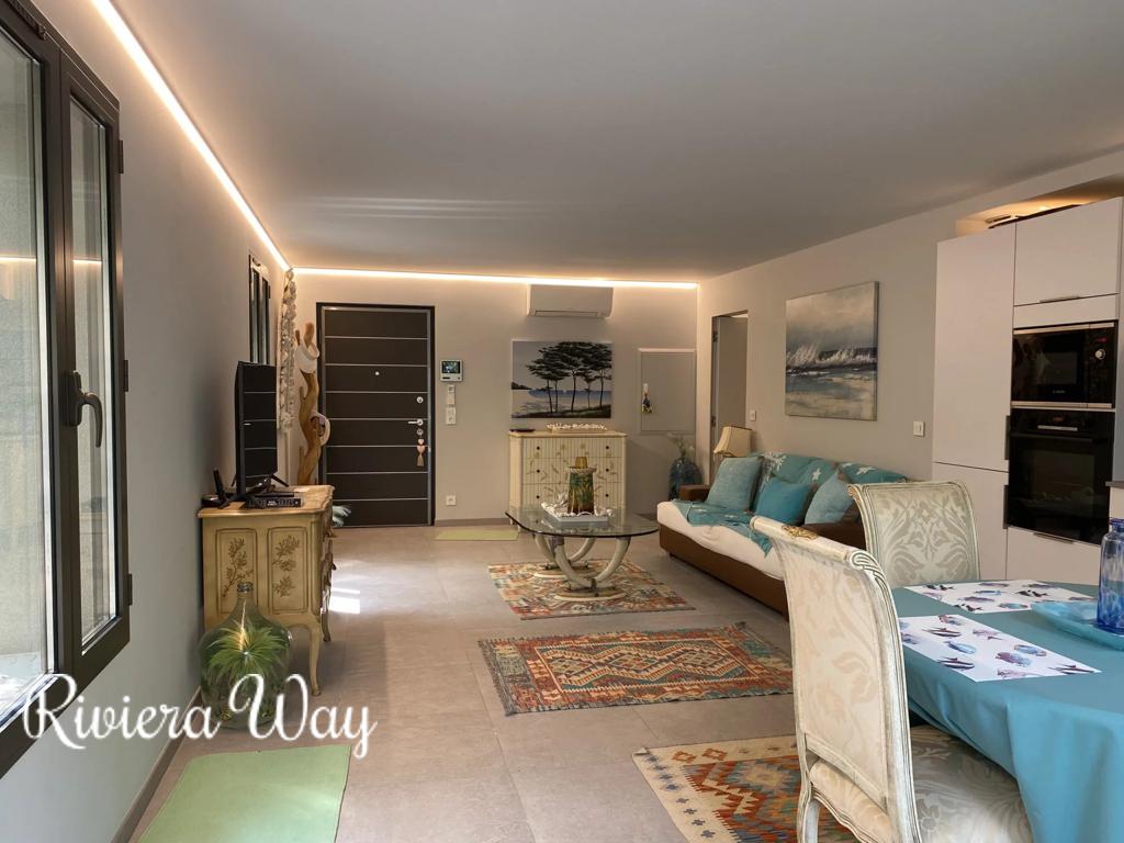 4 room apartment in Saint-Tropez, photo #1, listing #103211052
