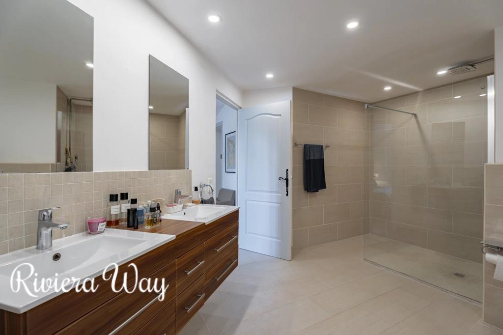 8 room villa in Mougins, photo #3, listing #104342238