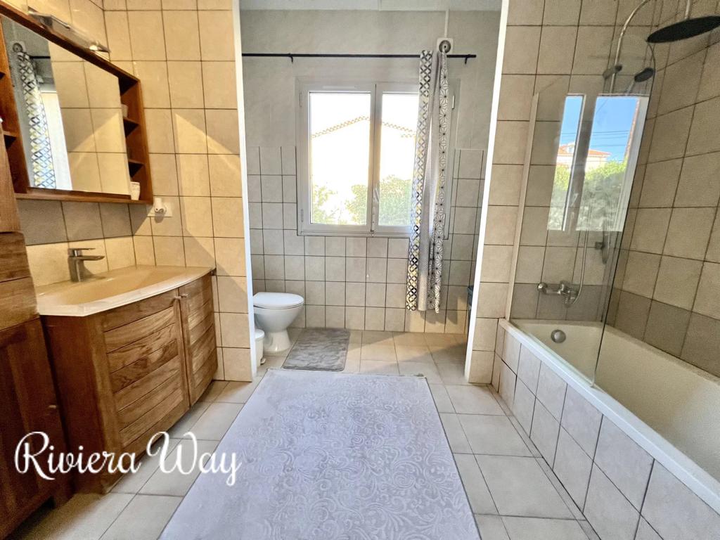9 room villa in Golf Juan, photo #2, listing #102704826