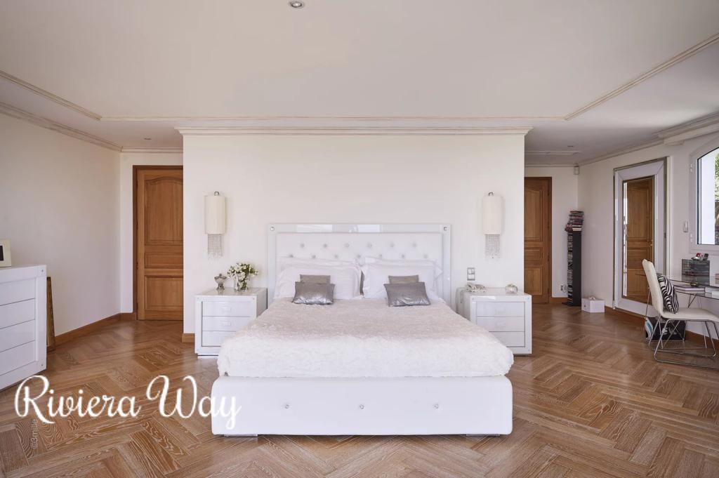 10 room villa in Vallauris, photo #3, listing #88337340