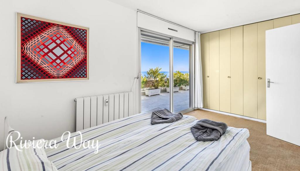 4 room apartment in Antibes, photo #10, listing #105721812