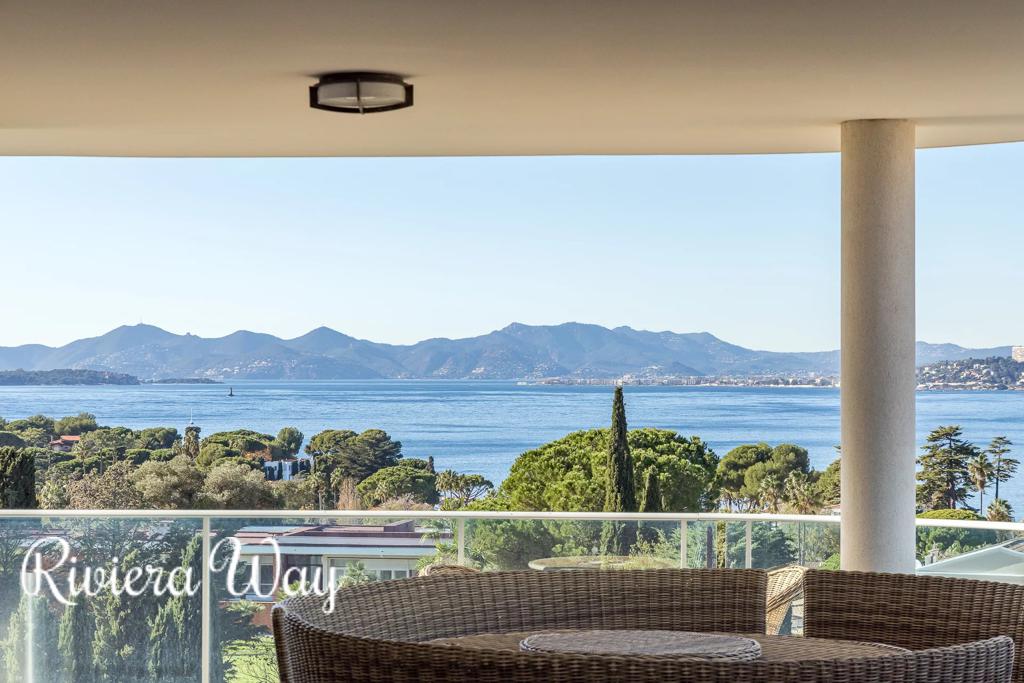 4 room penthouse in Cap d'Antibes, photo #7, listing #97929552