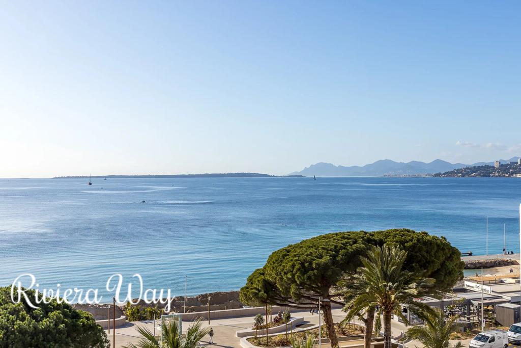 2 room apartment in Antibes, photo #2, listing #105421764