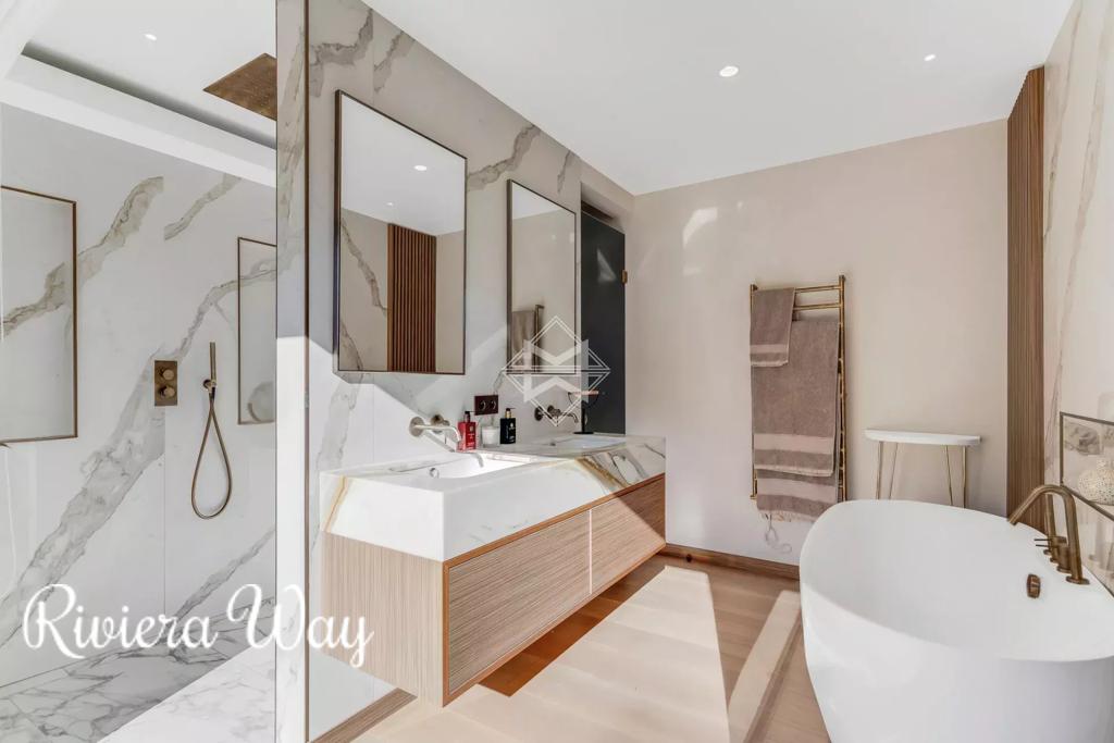 Villa in La Croix-Valmer, 352 m², photo #8, listing #105674772