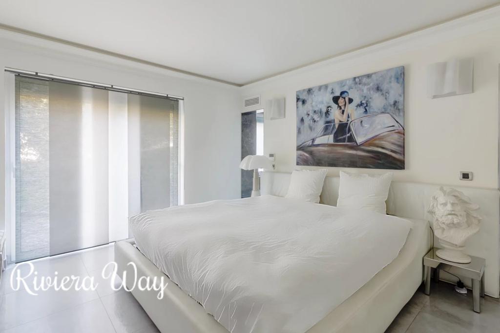 8 room villa in Cannes, photo #7, listing #92995014