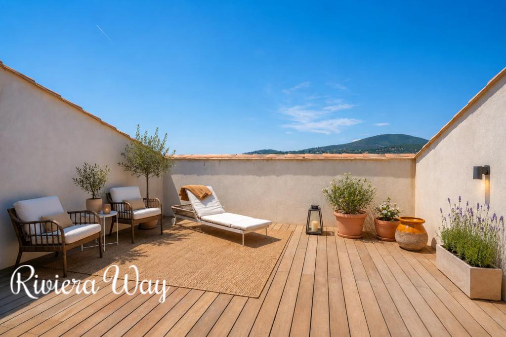 Apartment in Sainte-Maxime, photo #2, listing #106534302
