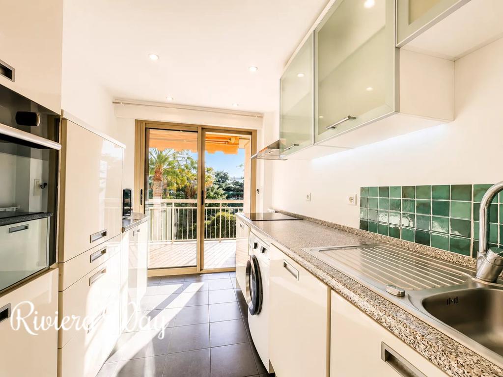 2 room apartment in Cannes, photo #3, listing #106365252