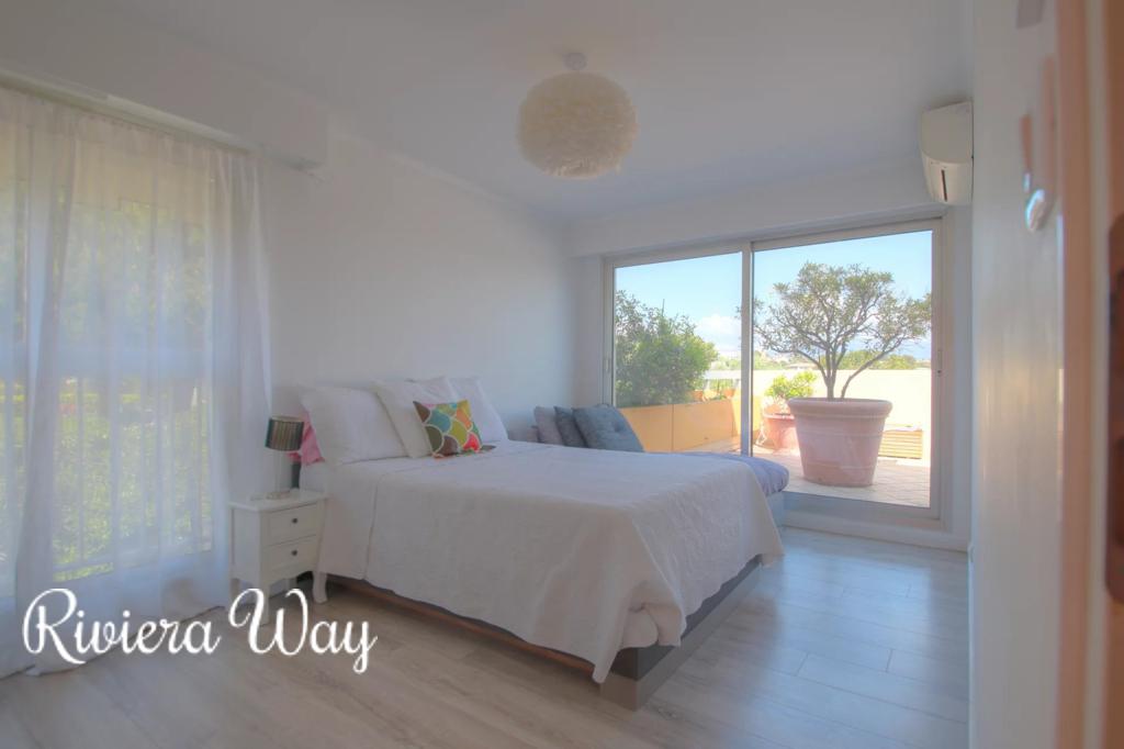 4 room apartment in Antibes, photo #3, listing #103378464