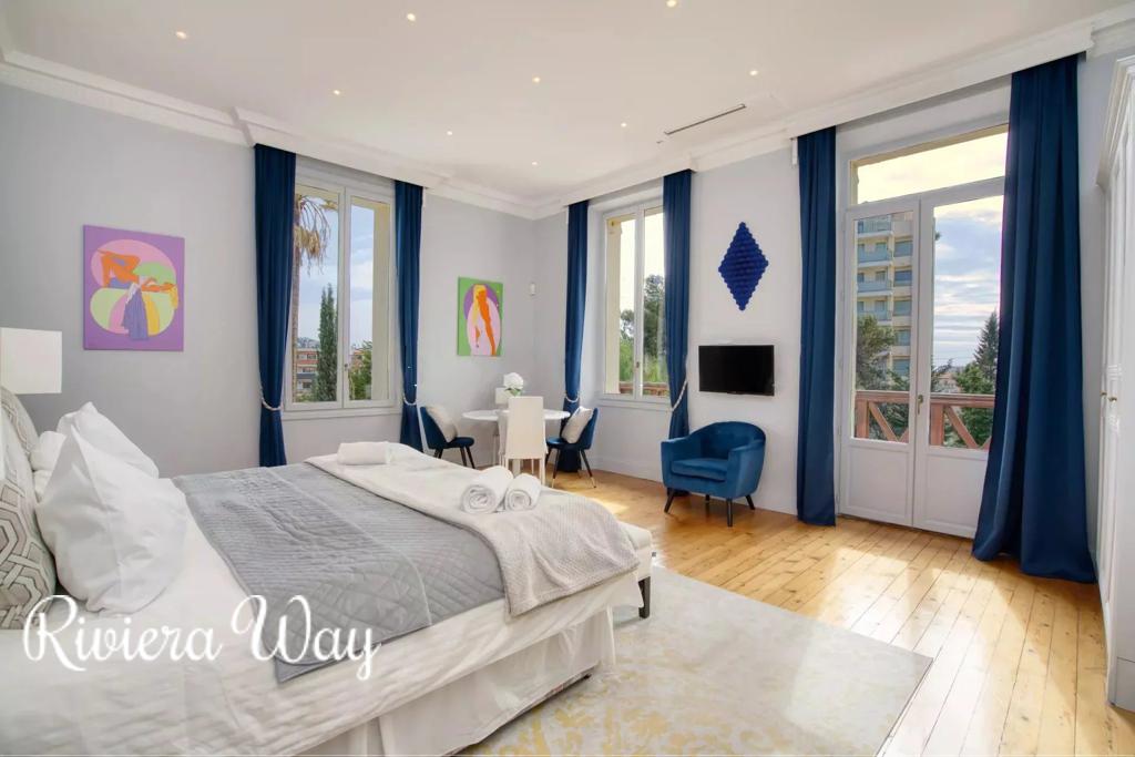 12 room villa in Cannes, photo #4, listing #102860058