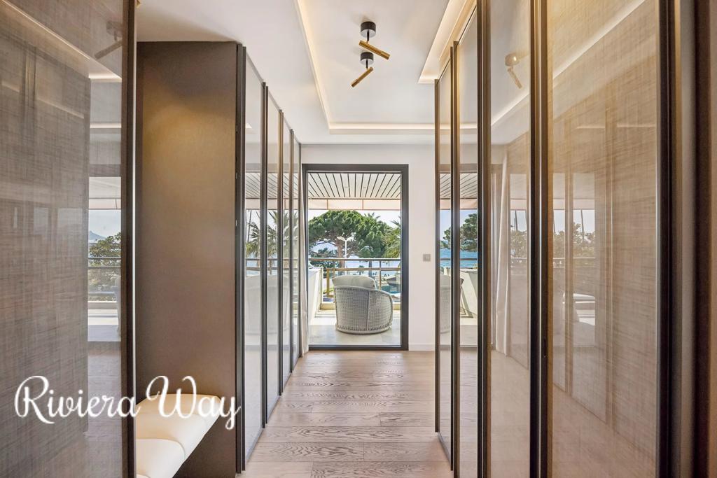 6 room apartment in Cannes, photo #10, listing #105951594