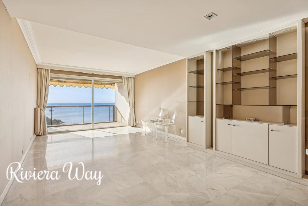 2 room apartment in Antibes, photo #3, listing #105421764