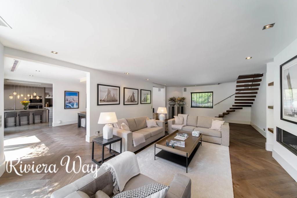 7 room villa in Mougins, photo #1, listing #102995802