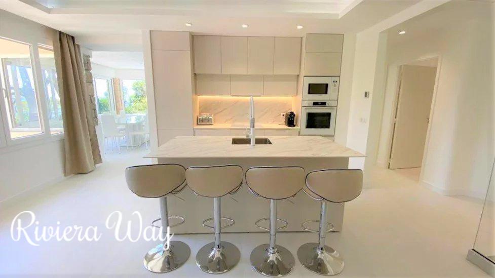 8 room villa in Mougins, photo #4, listing #106864044