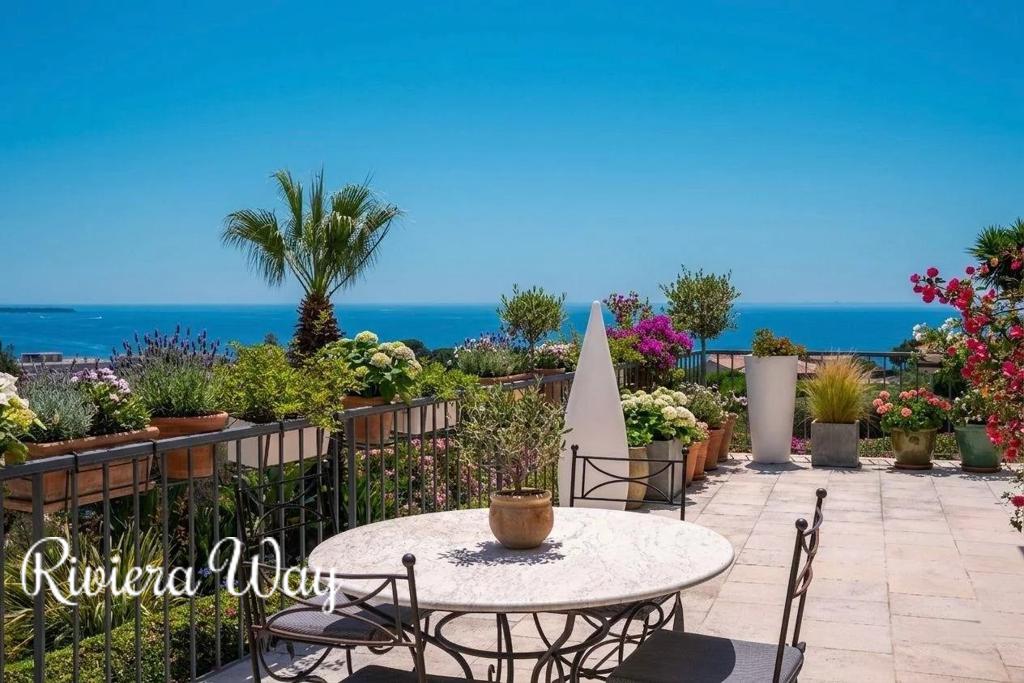 8 room villa in Cannes, photo #2, listing #106529640