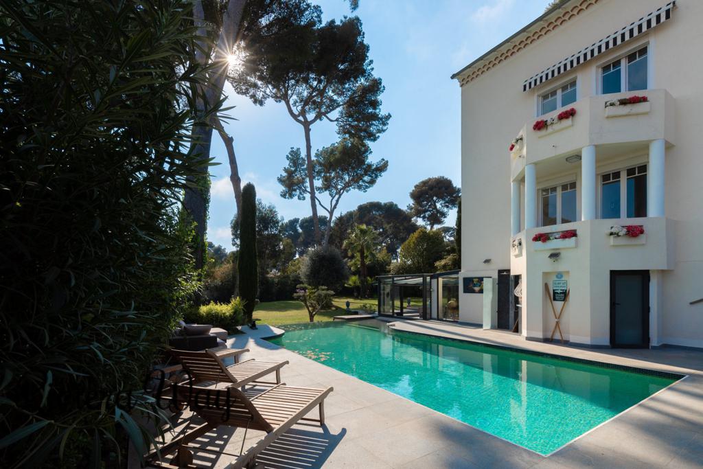 6 room villa in Cap d'Antibes, photo #1, listing #83341104
