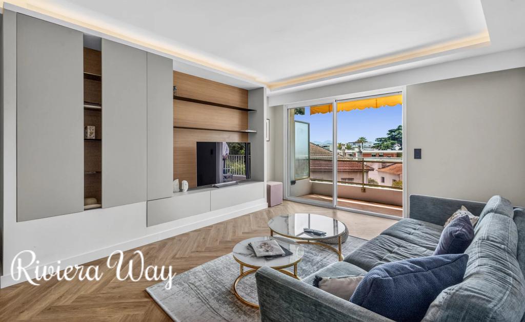 2 room apartment in Cannes, photo #2, listing #106452528
