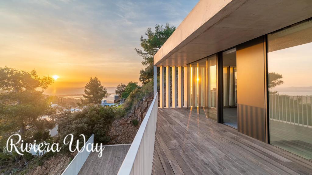 6 room villa in Hyères, photo #1, listing #105406812