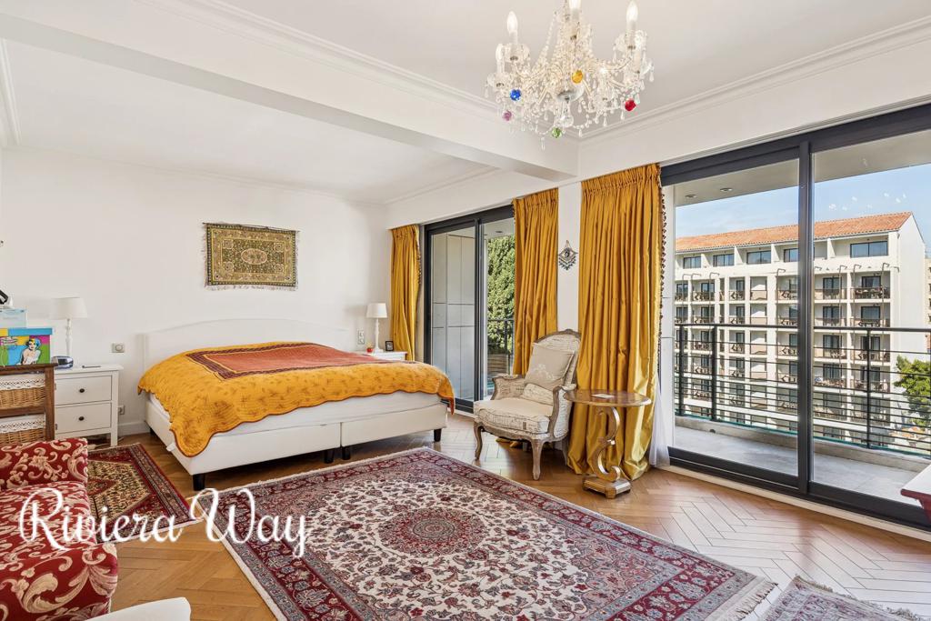 6 room apartment in Cannes, photo #1, listing #104428842