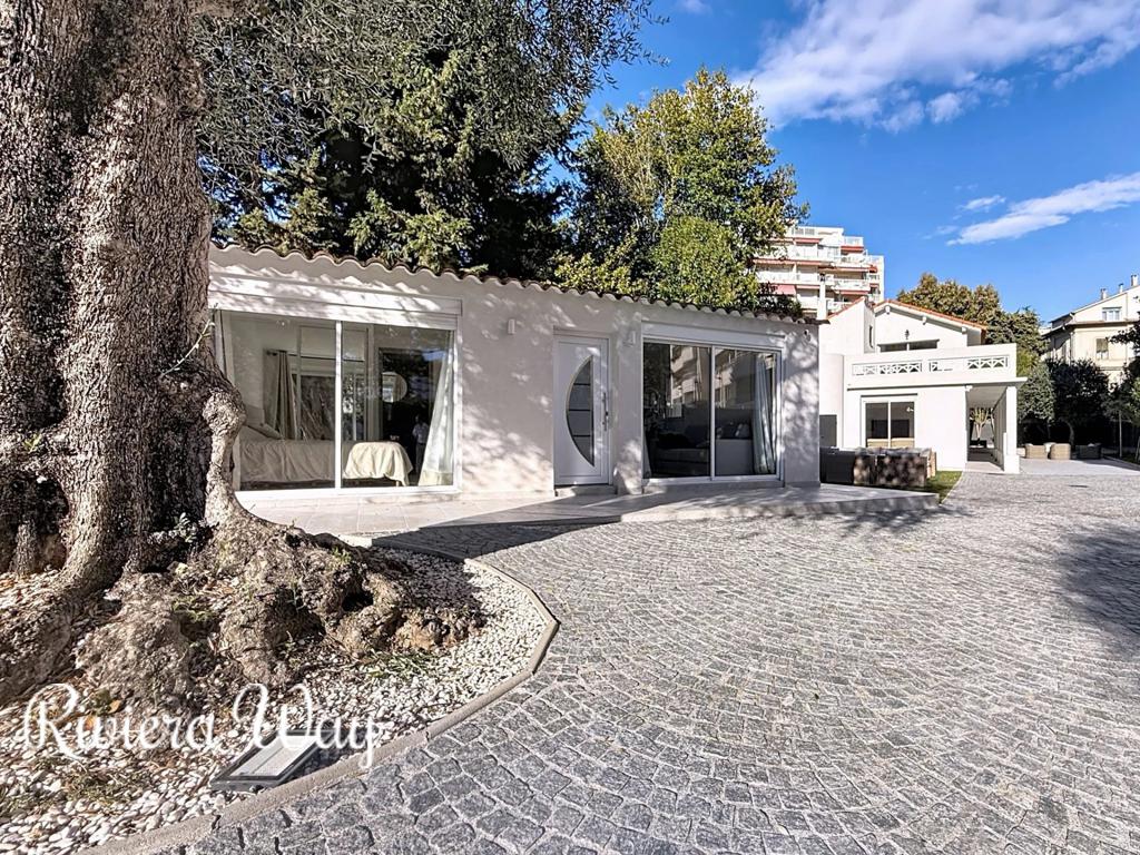 7 room villa in Cannes, photo #2, listing #106225392