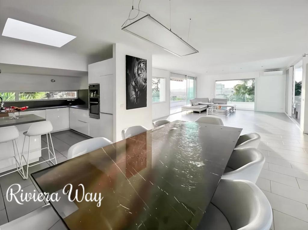 7 room villa in Cannes, photo #10, listing #101764992