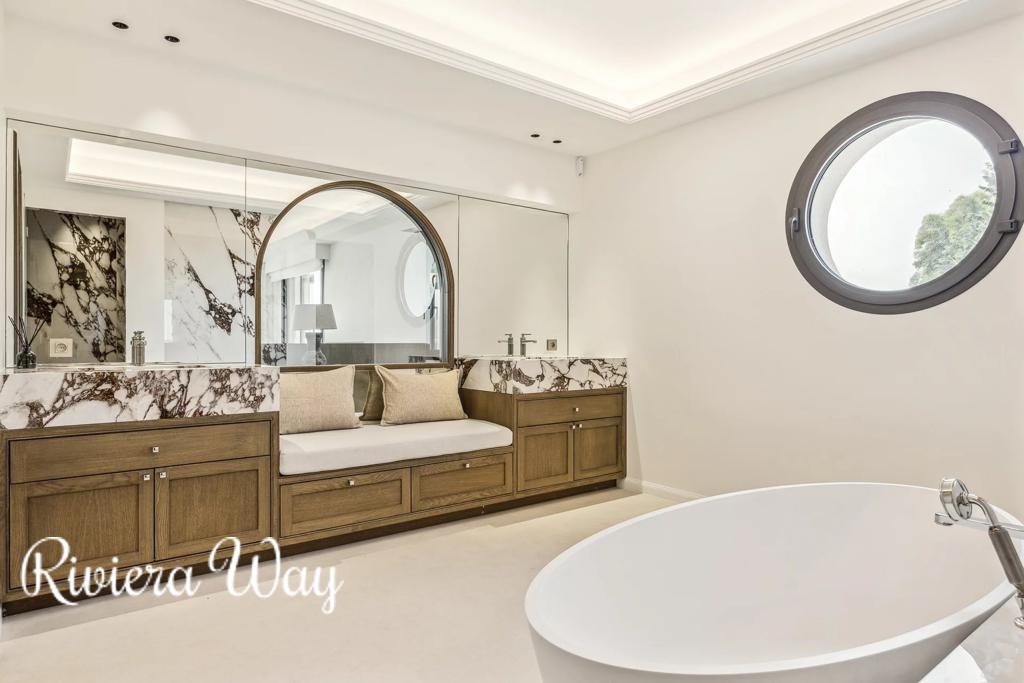 10 room villa in Cannes, photo #10, listing #107235660