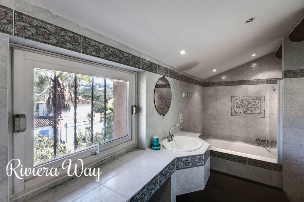 8 room villa in Sainte-Maxime, photo #2, listing #104481342