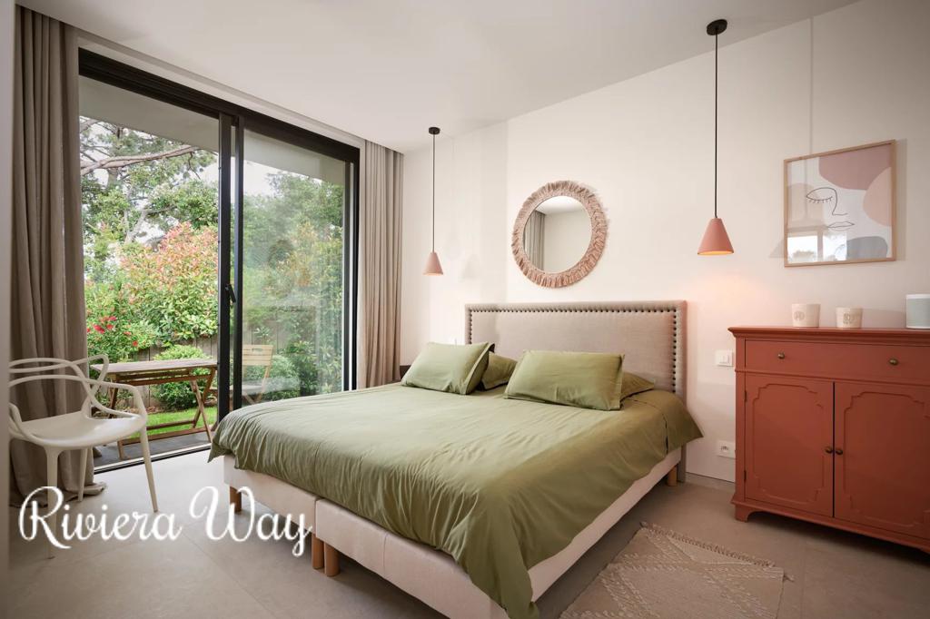 8 room villa in Sainte-Maxime, photo #10, listing #106456308