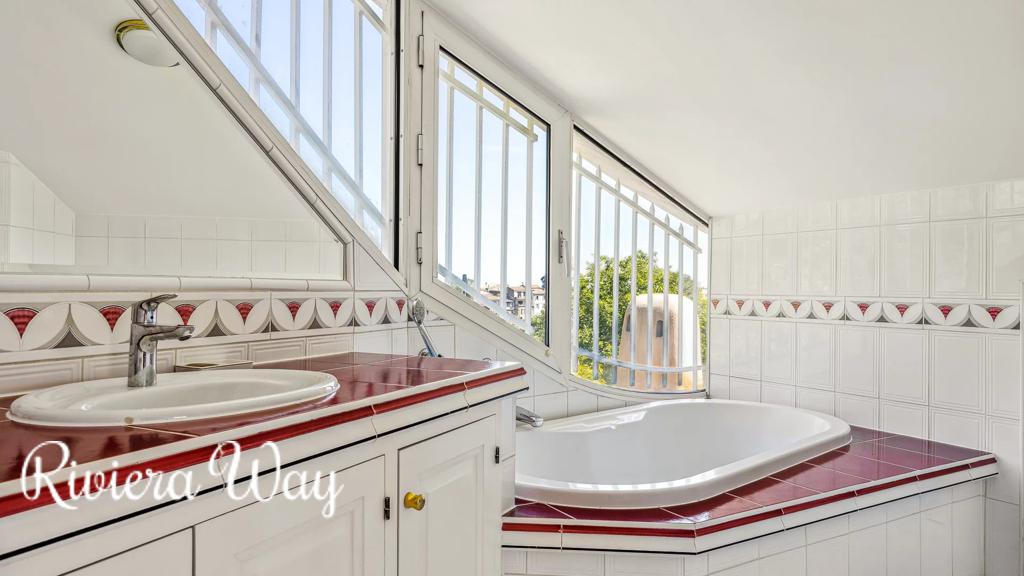 8 room villa in Cagnes-sur-Mer, photo #3, listing #99550332