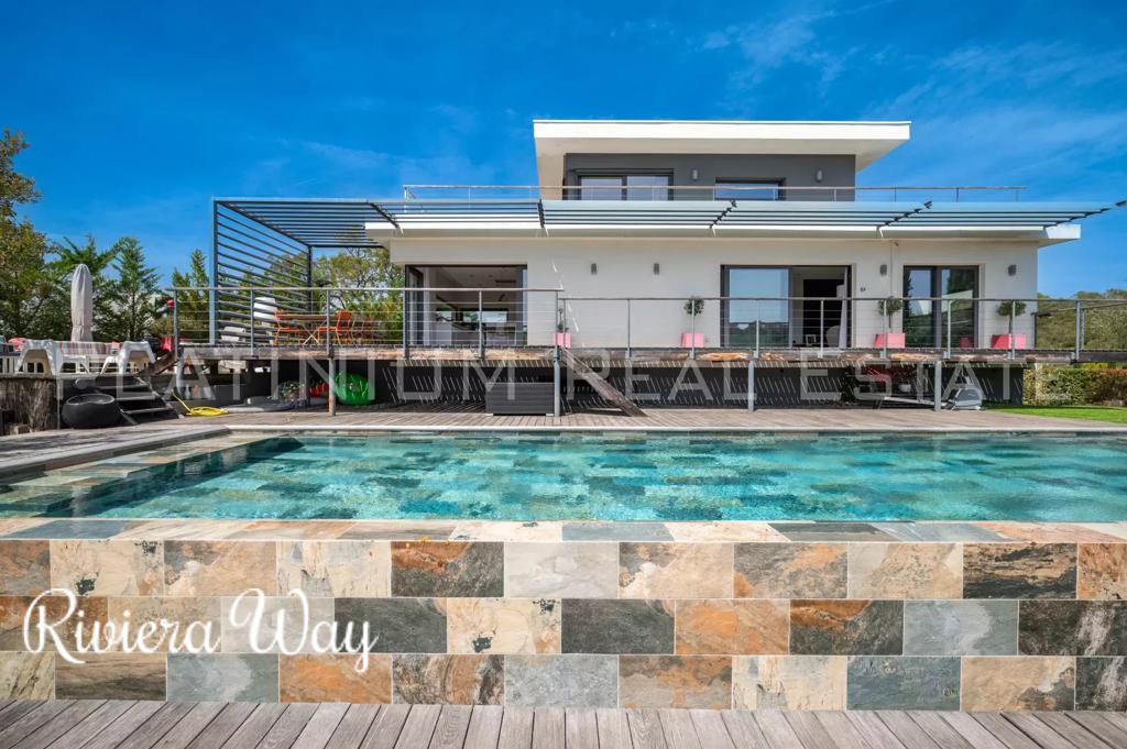 7 room villa in Fréjus, photo #10, listing #94130610