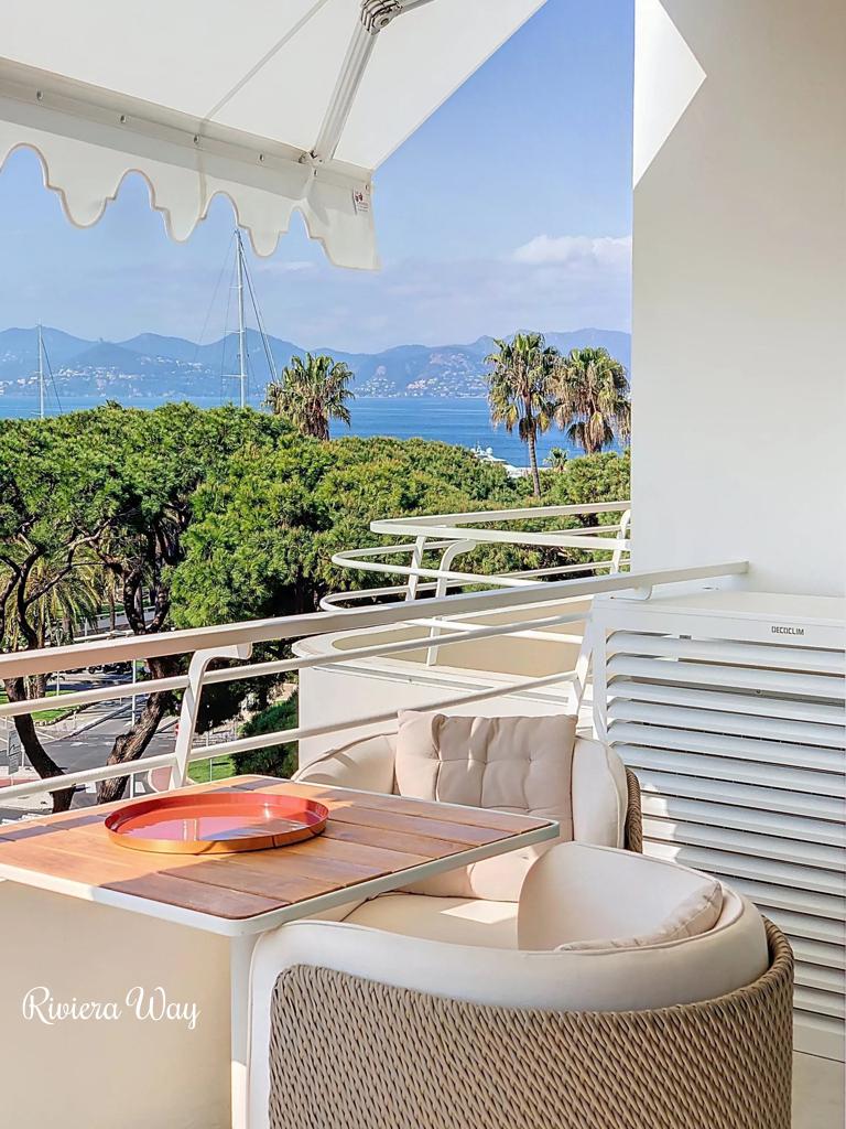 2 room apartment in Boulevard de la Croisette, photo #3, listing #102704532