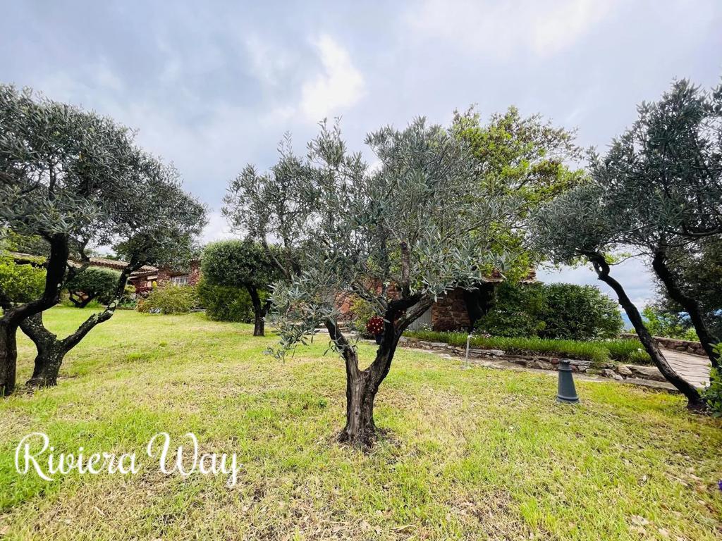 10 room villa in Le Muy, photo #9, listing #102830658