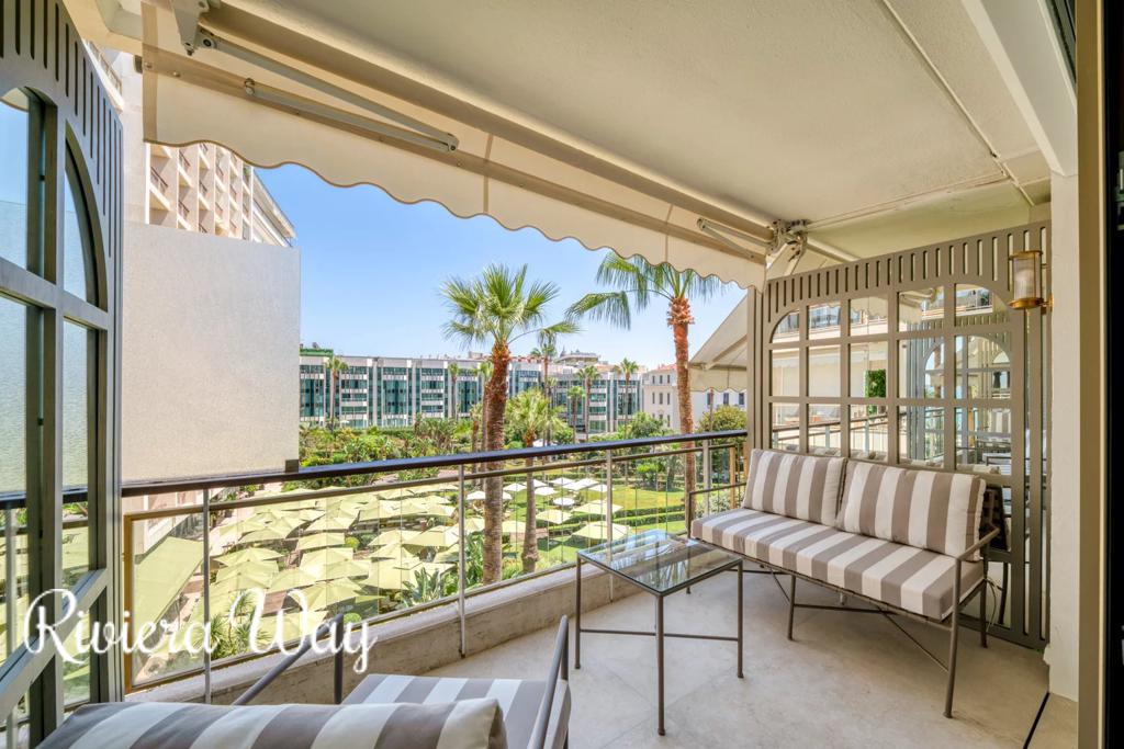 4 room apartment in Cannes, photo #1, listing #106609020