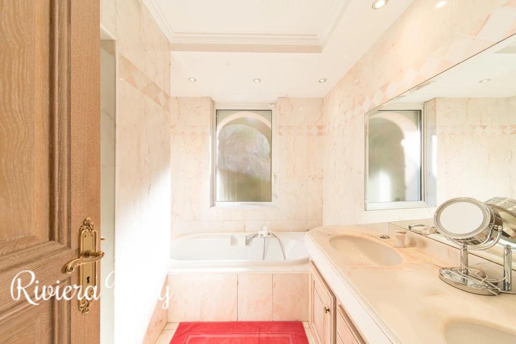 Villa in Mougins, photo #8, listing #105578340