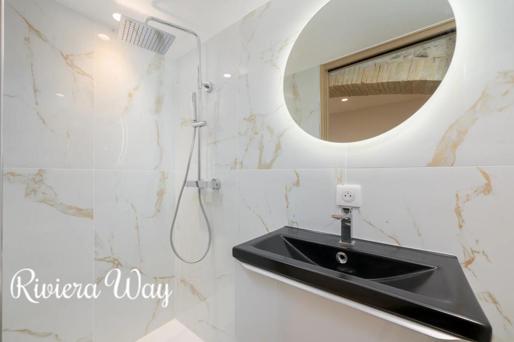 5 room apartment in Antibes, photo #1, listing #104262942
