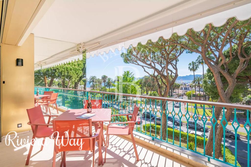 4 room apartment in Cannes, photo #2, listing #99642564