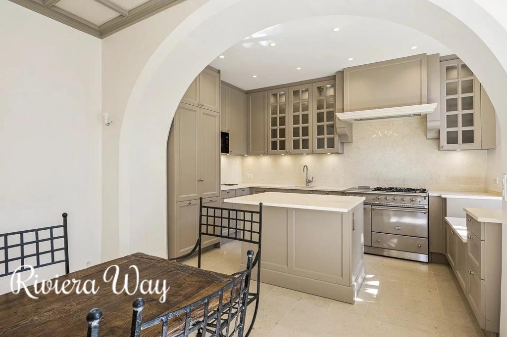 9 room villa in Grasse, photo #8, listing #104342280