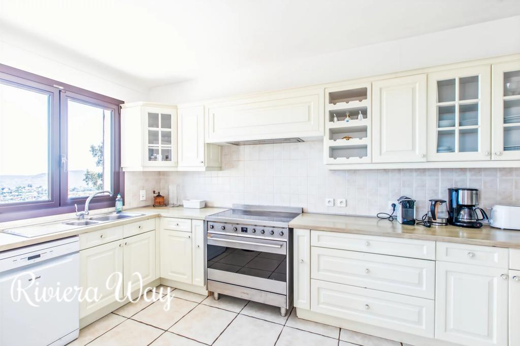 8 room villa in Cannes, photo #7, listing #106284192