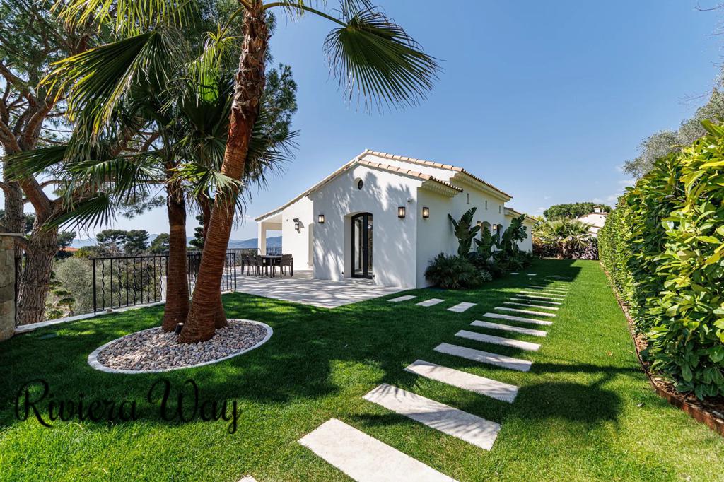 8 room villa in Cannes, photo #3, listing #105630420