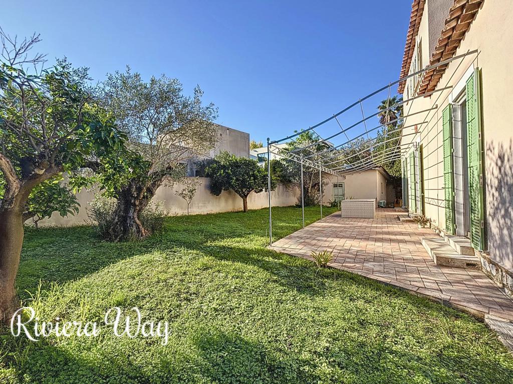 5 room villa in Antibes, photo #9, listing #106079400