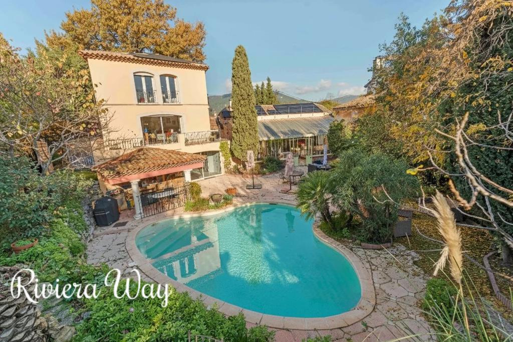 9 room villa in Toulon, photo #1, listing #105239778