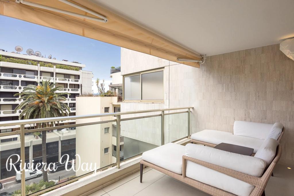 6 room apartment in Cannes, photo #3, listing #106247904