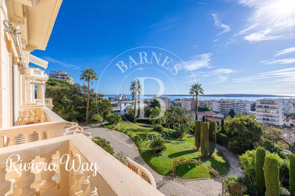 6 room apartment in Cannes, photo #1, listing #99717744