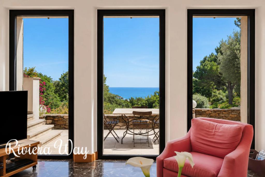 7 room villa in La Croix-Valmer, photo #7, listing #106343202