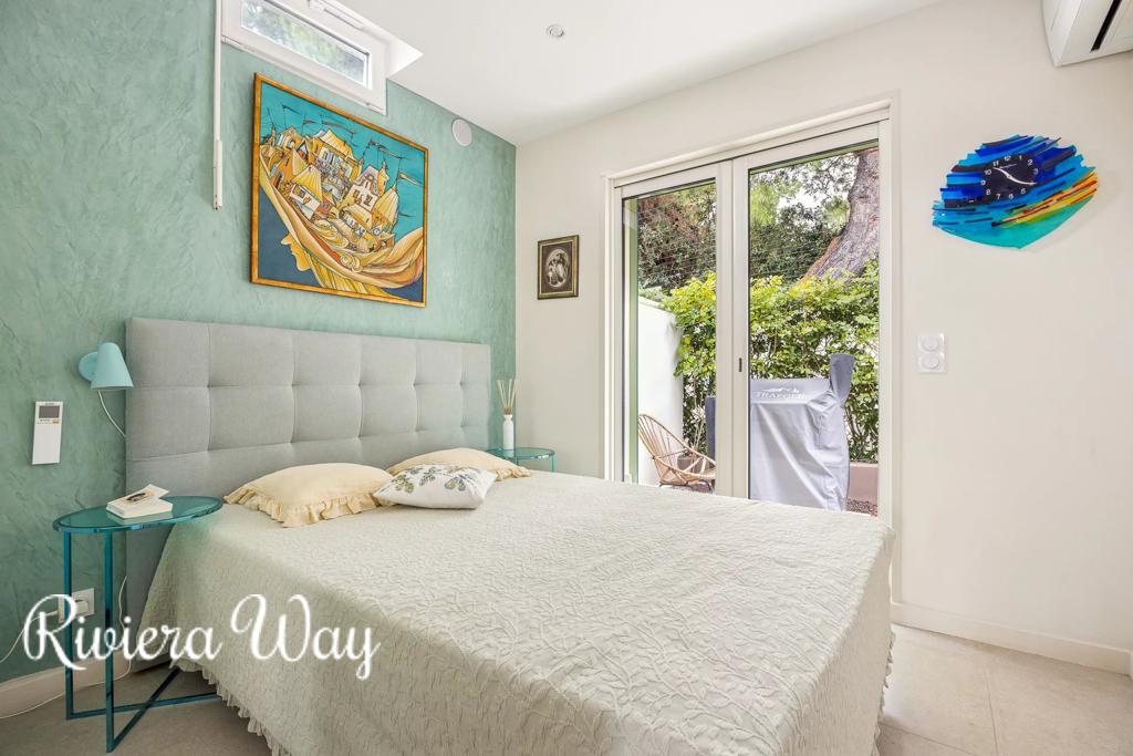 4 room villa in Antibes, photo #2, listing #104479704