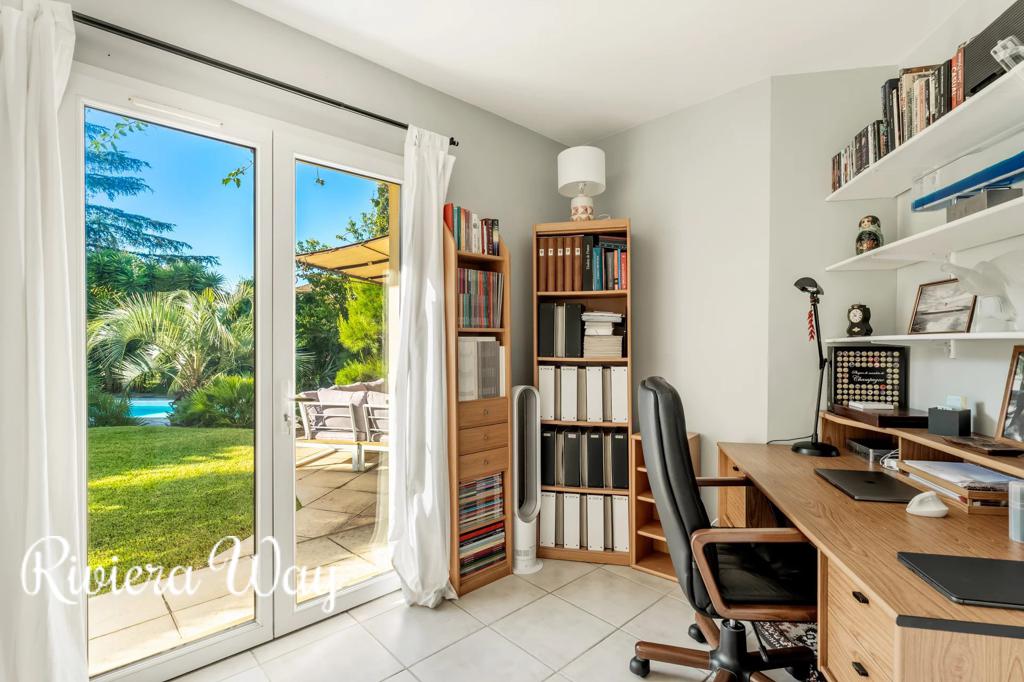 8 room villa in La Londe-les-Maures, photo #9, listing #105707994