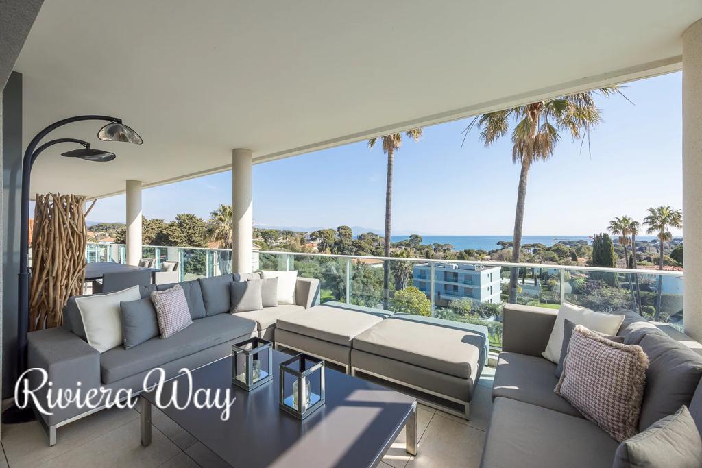 4 room apartment in Antibes, photo #1, listing #106015896