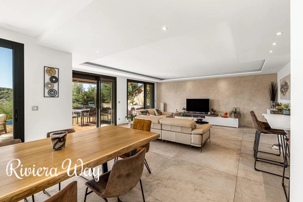 8 room villa in Vallauris, photo #9, listing #107055396