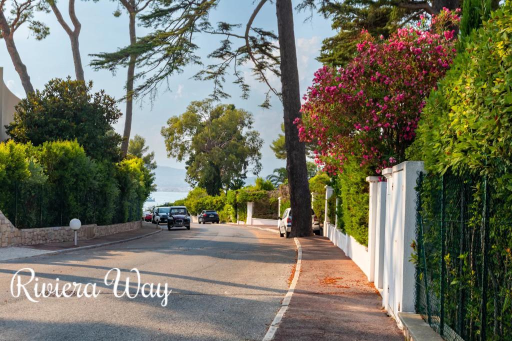 10 room villa in Antibes, photo #2, listing #106757028