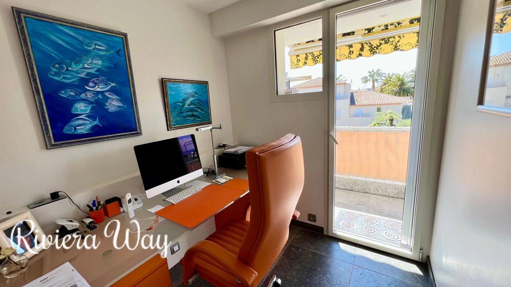 4 room apartment in Juan-les-Pins, photo #6, listing #103435374